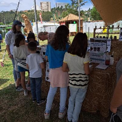 Uma imagem com vestuário, pessoa, ar livre, sapatos
Descrição gerada automaticamente